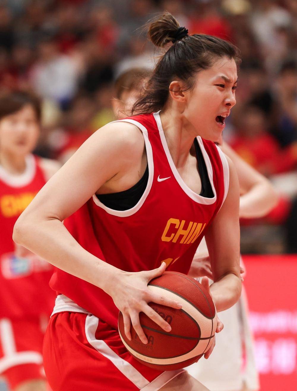 包含转折点山东泰山队长鼓劲，欧篮联国际比赛日攻防权衡，压力陡增，赛程密集仍需轮换的词条